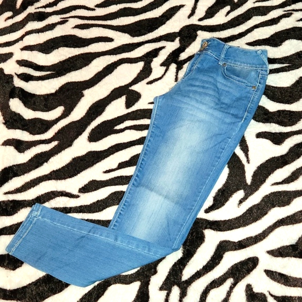Size 9 Wallflower Skinny Jeans